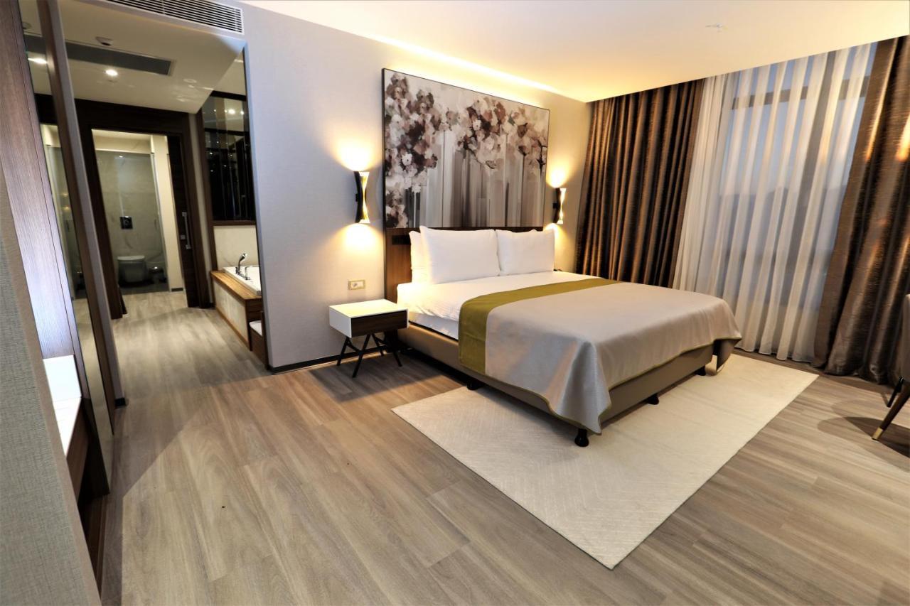 Limak Skopje Luxury Hotel エクステリア 写真 A bedroom at the hotel