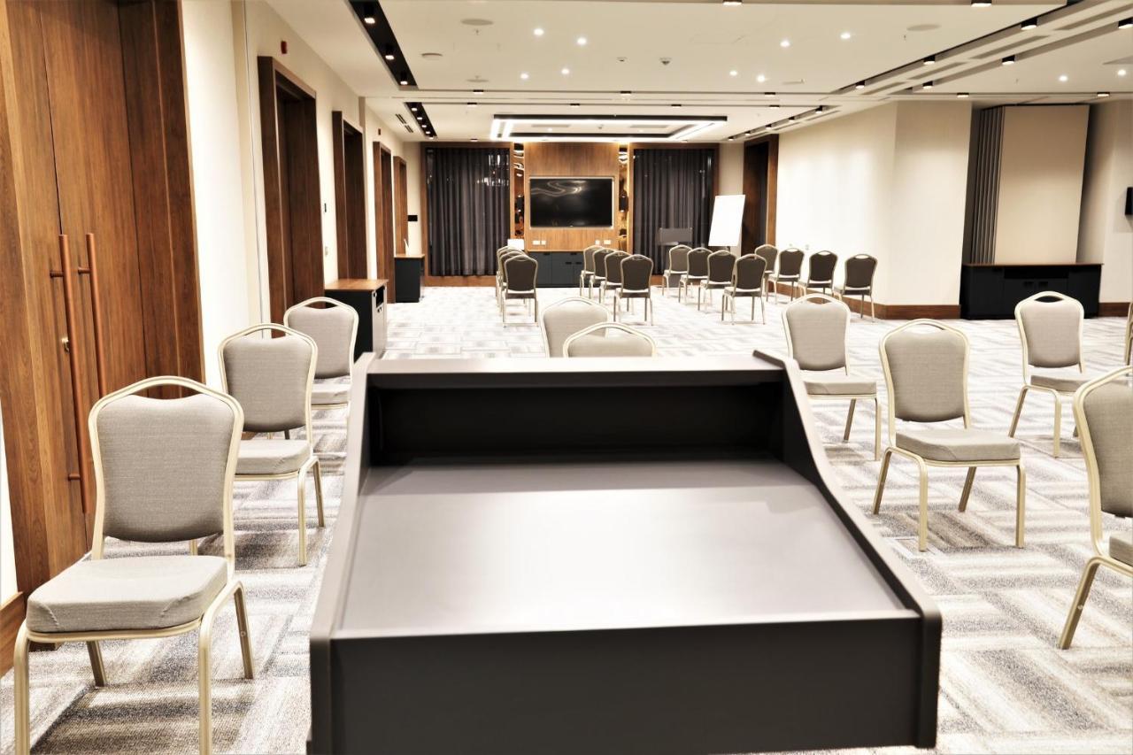 Limak Skopje Luxury Hotel エクステリア 写真 A stage in a meeting room